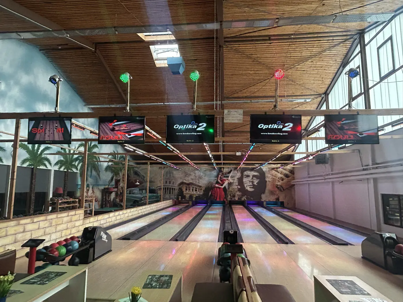 Blick auf die sechs Bowlingbahnen im Sportcenter Wipperfürth